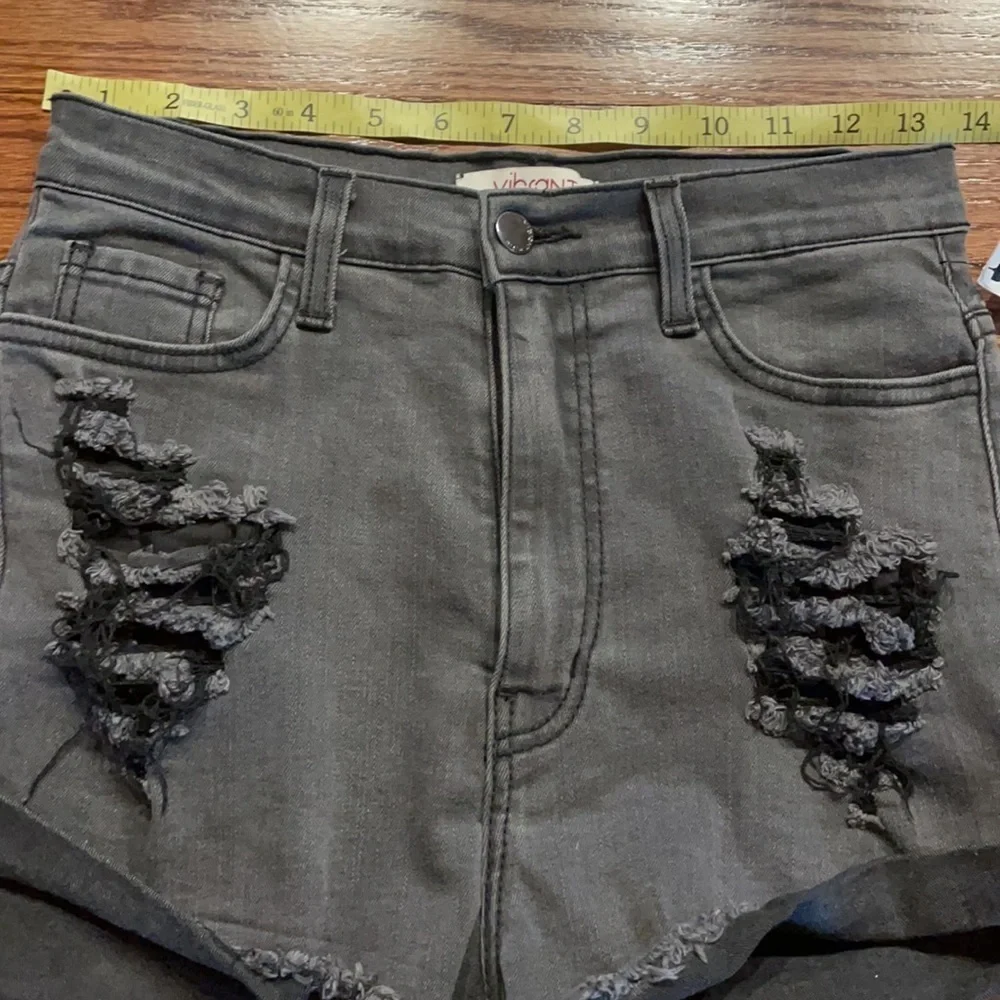NWT AKIRA VIBRANT MIU HOT SHORTS. Distress high rise ripped front raw hem Med